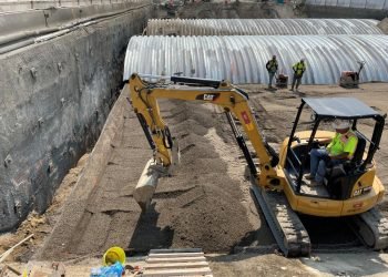 Crews Proceed Paintings On Important Washington Mission : CEG