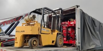Case Learn about: Delivery a 1999 Caterpillar Forklift on a Conestoga Trailer