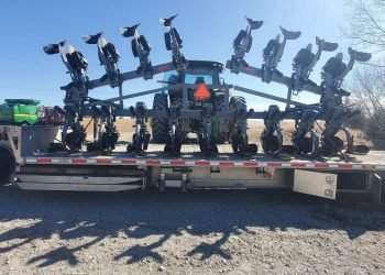 Case Learn about: Transporting a 16-Row Hiniker 6000 Cultivator