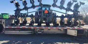 Case Learn about: Transporting a 16-Row Hiniker 6000 Cultivator