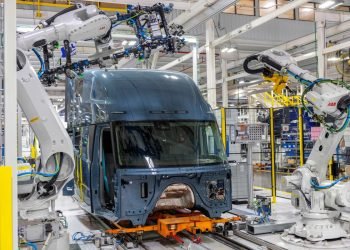 Volvo Vans Begins Collection Manufacturing of All-New Volvo VNL : CEG