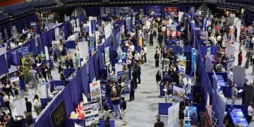 Extra Than 400 Scholars Attend 2024 Fall Rinker Development Control Profession Honest