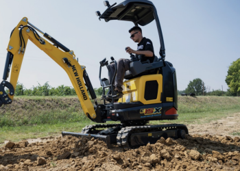 New Holland displays first electrical mini excavator at SITEVI 2023