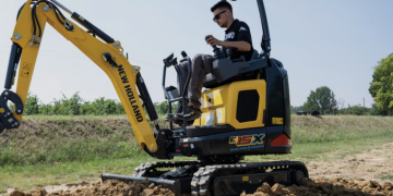 New Holland displays first electrical mini excavator at SITEVI 2023