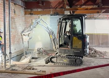 Electrical Demolition Excavator Offers Robles1 a New Edge