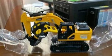 Chinese language guy sues on-line store after ordering ,400 excavator and receiving toy