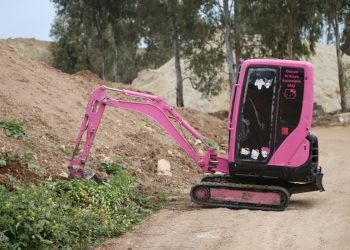 Turkish employee paints excavator crimson to make daughter smile