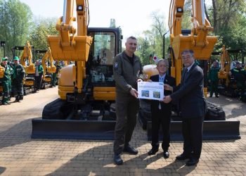 Japan arms over mini excavators to Kyiv for speedy removal of penalties of enemy shelling – mayor