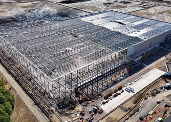 McLaren builds Swindon warehouse