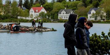 Excavator overturns on Tjörnin lake islet