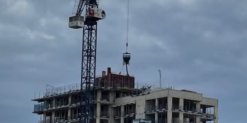 UK building’s steep decline continues