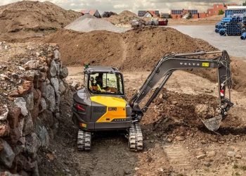 Volvo CE unveils 3 new mini excavators — 2 with tracks, 1 with wheels