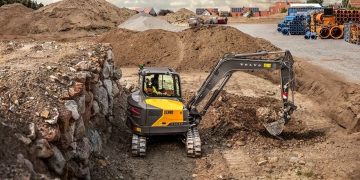 Volvo CE unveils 3 new mini excavators — 2 with tracks, 1 with wheels