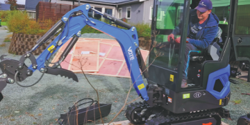 In another country patrons dig China’s mini excavators