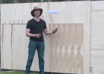 Guy orders mini excavator from China and it arrives after months of ready having a look tiny