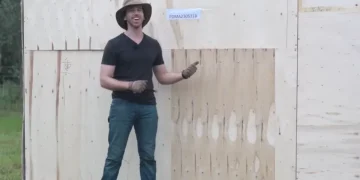 Guy orders mini excavator from China and it arrives after months of ready having a look tiny