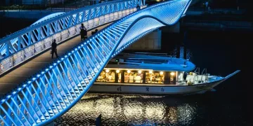 Dynamic lighting fixtures transforms a footbridge right into a residing landmark