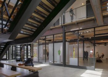 From commercial web page to a cultural and industrial middle