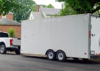 Can You Park a Trailer at the Side road? Laws & Garage Guidelines