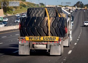 What Qualifies as a Extensive Load? DOT Necessities Defined What Qualifies as a Extensive Load? DOT Necessities Defined