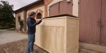 Couple purchase a Chinese language mini excavator and worry it may well be ‘the largest mistake ever’ after unboxing it