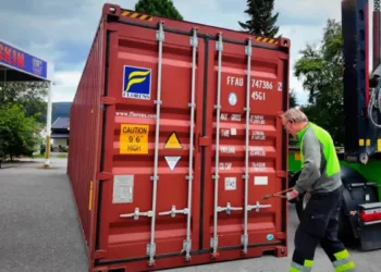 Guy buys 20 heaps of mini excavators from China and is left shocked by means of what arrives