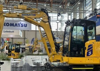 Komatsu introduces the PW75MR-5 wheeled midi excavator Komatsu introduces the PW75MR-5 wheeled midi excavator