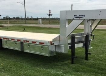 After the Mix: 7 Fall Jobs for a Millroad Gooseneck Trailer on Canadian Farms