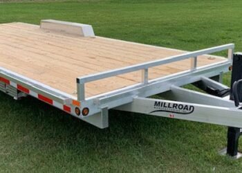Flatdeck Vs. Tilt Trailer | Millroad Production Flatdeck Vs. Tilt Trailer | Millroad Production